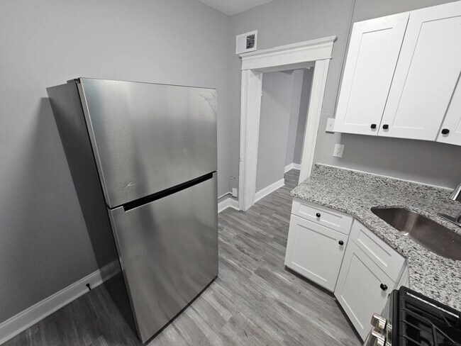 Building Photo - 2-Bedroom Townhouse