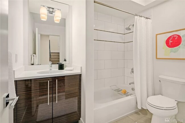 Building Photo - Stunning 2 Bed 3 Bath Home in Queen Anne