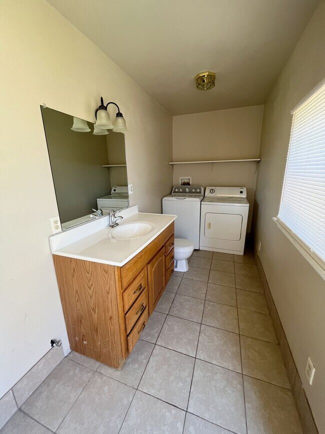 Building Photo - 4 Bedroom, 2.5 Bathroom House!