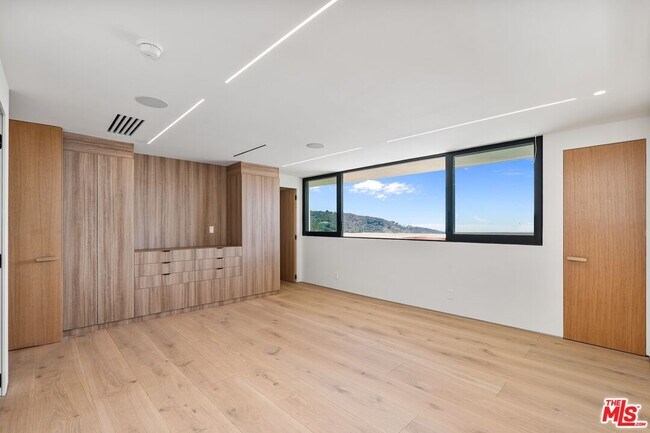Building Photo - 2501 Banyan Dr