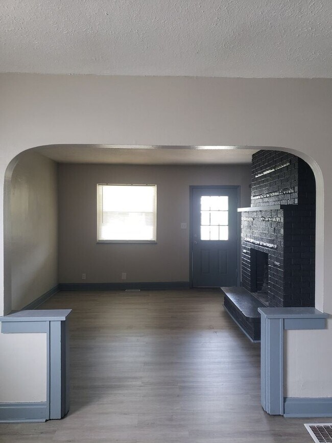 Building Photo - 209-211 N. Hague Avenue