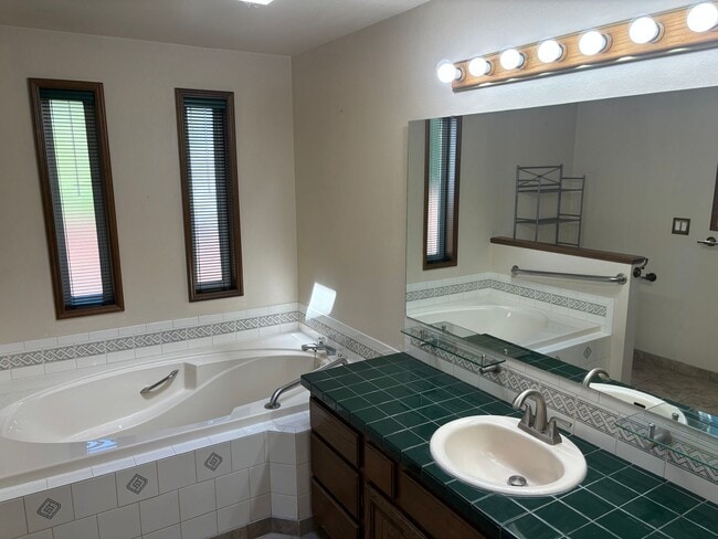 Building Photo - 3233 Jeri Dr NE