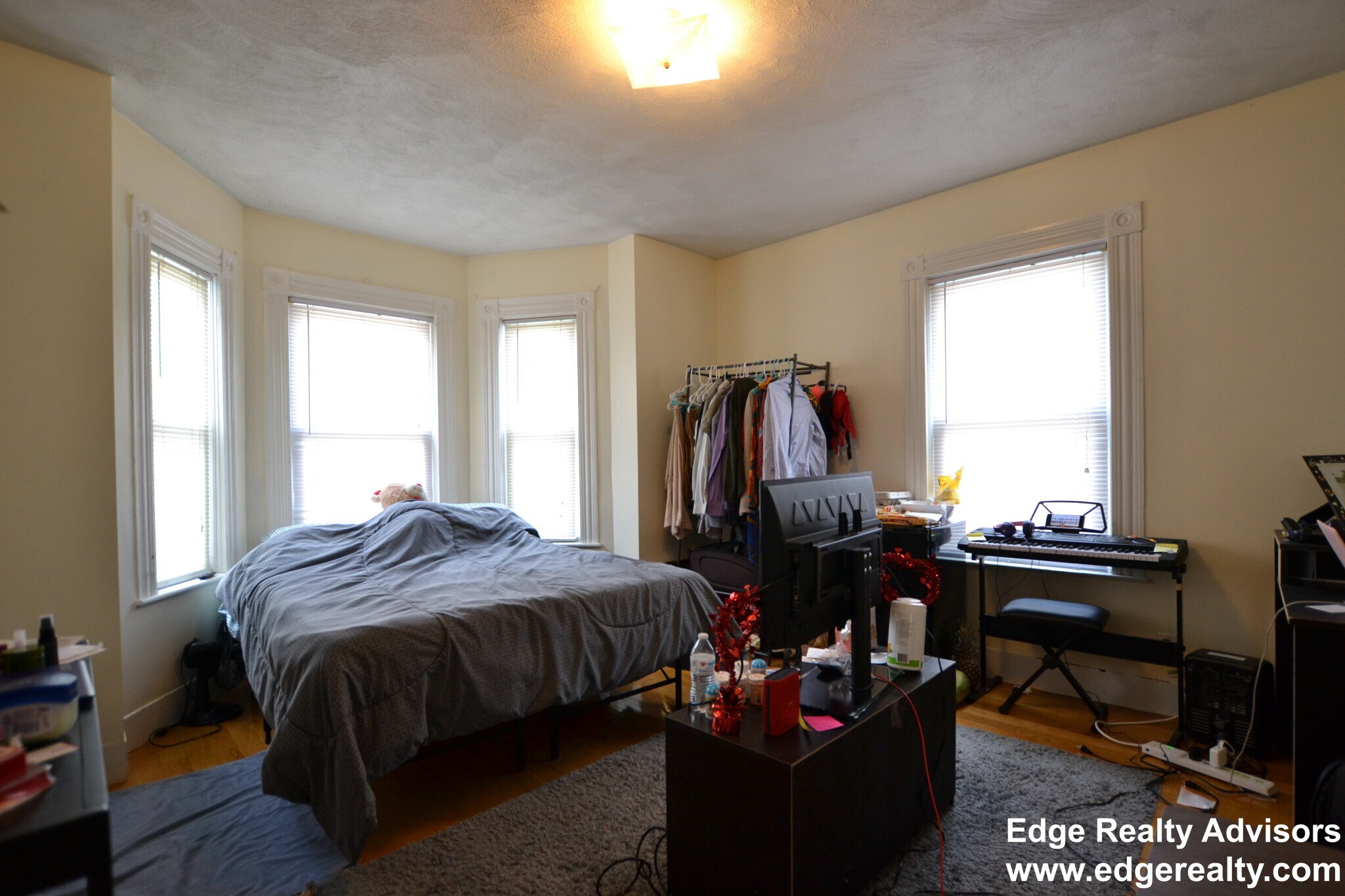 Building Photo - 272 Crescent St