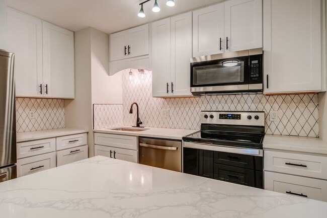 Building Photo - Renovated 4 bed home in Kennesaw w/ Designer Kitchen