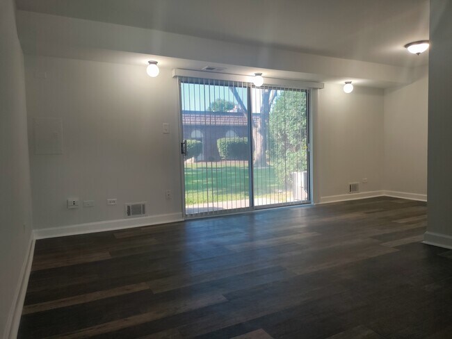 Building Photo - 20 Cour Masson
