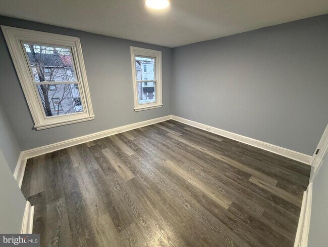 Building Photo - 363 E Airy St