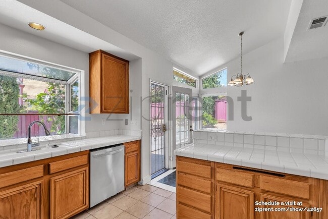 Building Photo - 115 Montego Dr