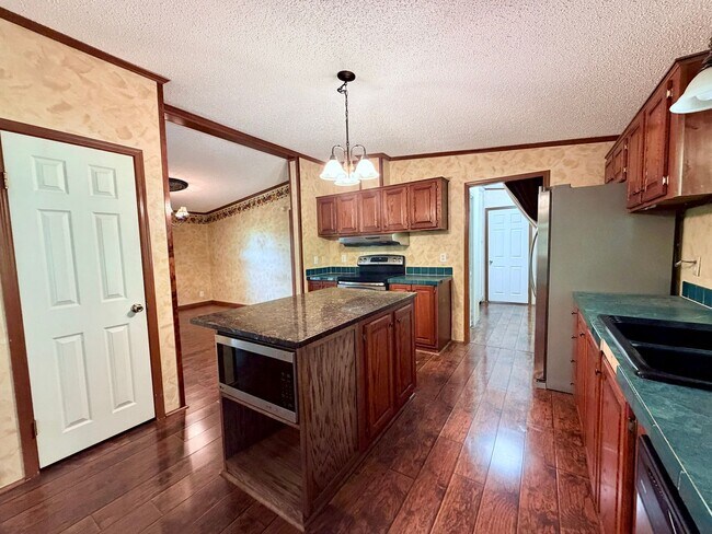Building Photo - Secluded 3-Bedroom with Wrap-Around Porch -- Jonesborough