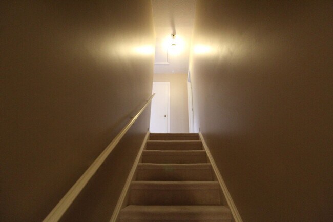 Building Photo - 907 Meadowlark Dr