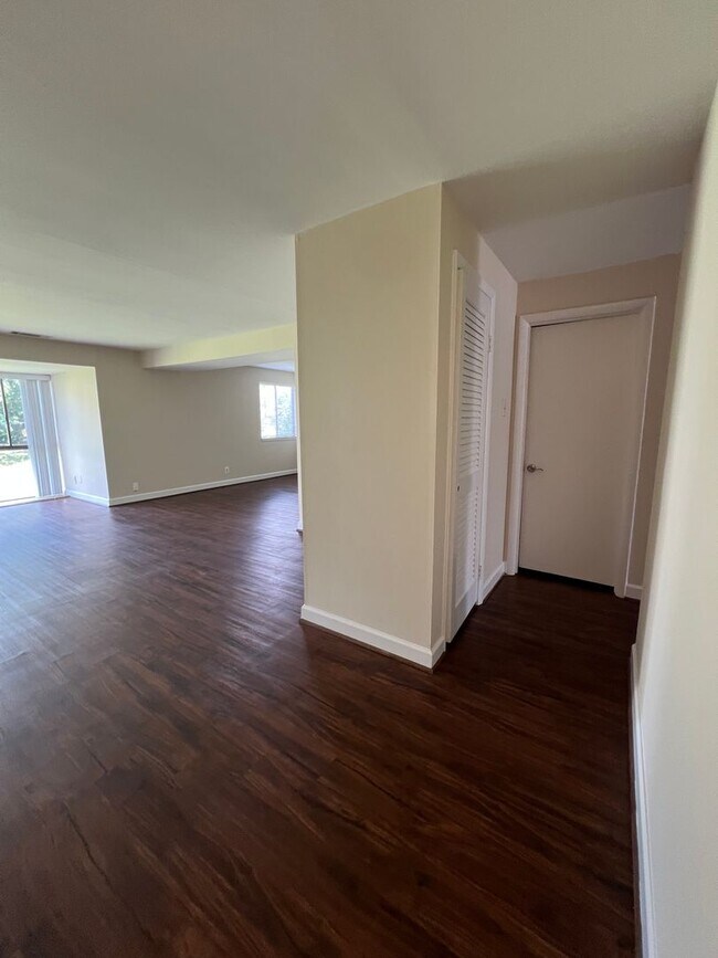 Building Photo - 2 BEDROOM 2 BATH CONDO WITH ALL UTILITIES ...