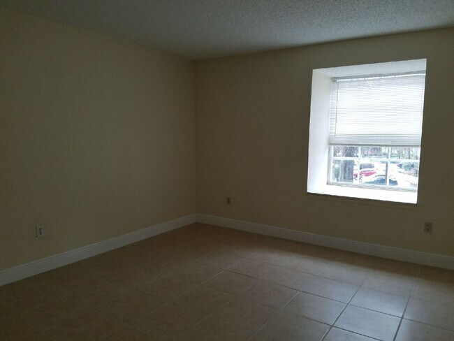 Building Photo - 3934 Versailles Dr