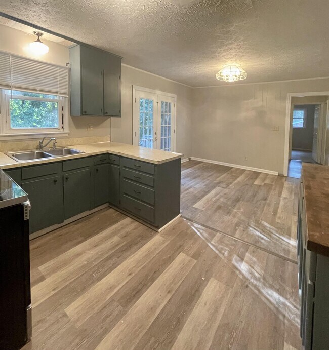 Building Photo - 1427 Oak Hill Dr