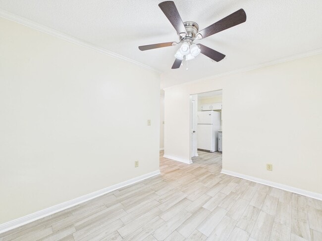 Building Photo - AVAILABLE NOW! 2 Bedroom 2 Bathroom