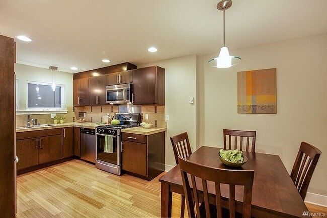 Building Photo - 3841 Woodland Park Ave N