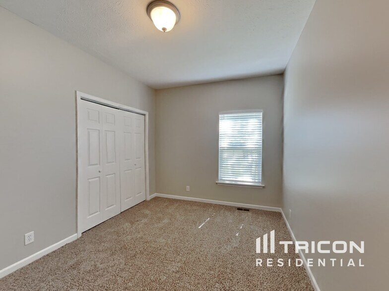 Building Photo - 316 Lone Oak Dr