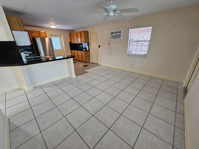 Building Photo - 220 NE 26th St