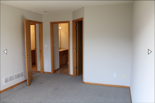 Building Photo - 451 Meadow Ln