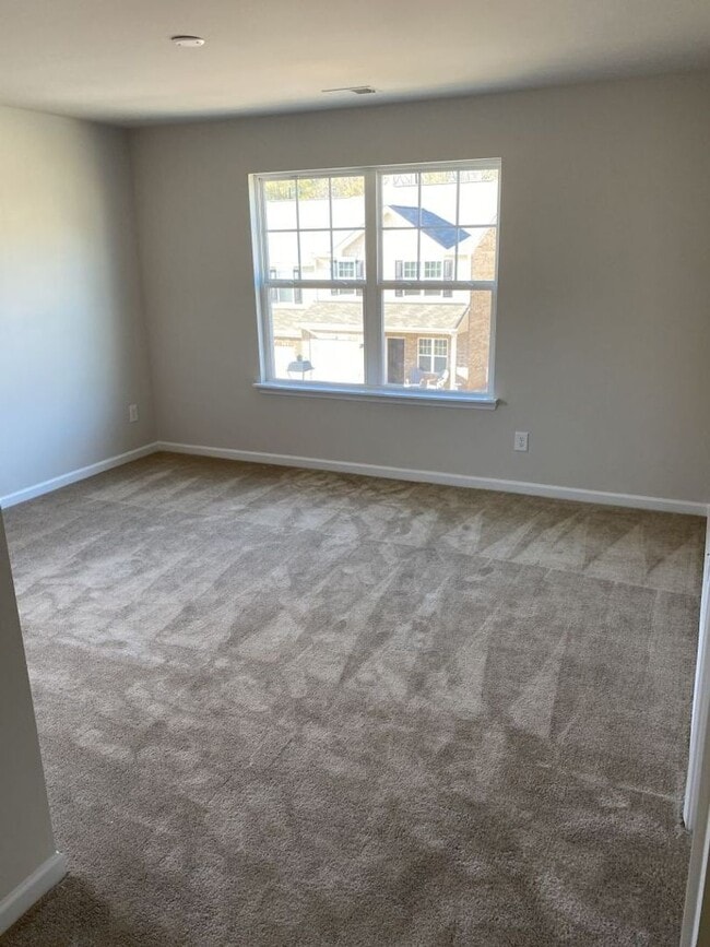 Building Photo - Spacious 2 Story, 3 Bed, 3 Bath Townhome n...