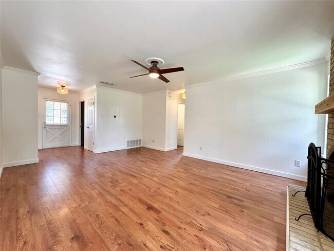 Building Photo - 1501 Greenfield Dr