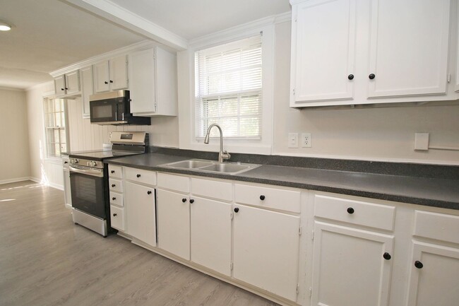 Building Photo - PRE-LEASING for 2025! 3 Bedroom, 2 Bath - ...