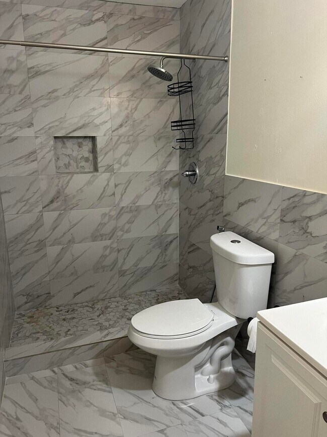 Building Photo - 131 Lake Olive Dr