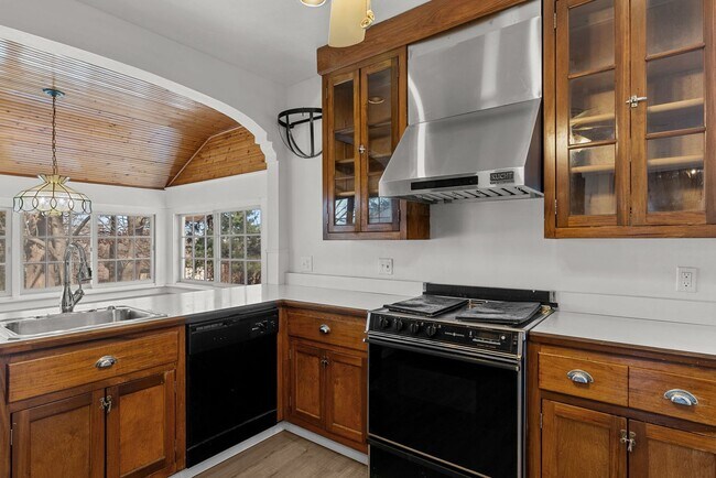 Building Photo - Charming 2+ Bedroom in Shrewsbury – Walkable Neighborhood & Pet-Friendly!