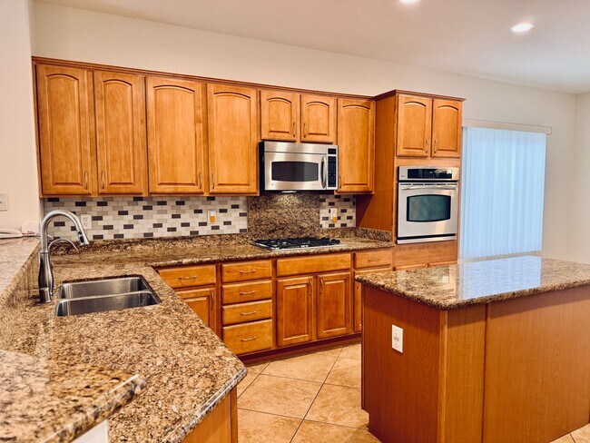 Building Photo - Beautiful Sun City Anthem home-55+ Community Available Now!
