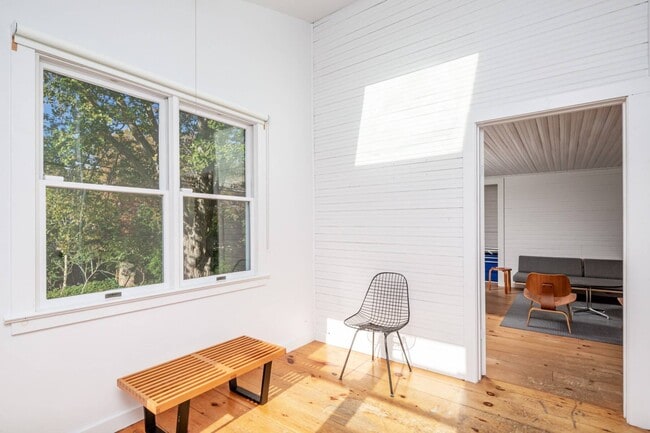 Building Photo - 706 Springs Fireplace Rd