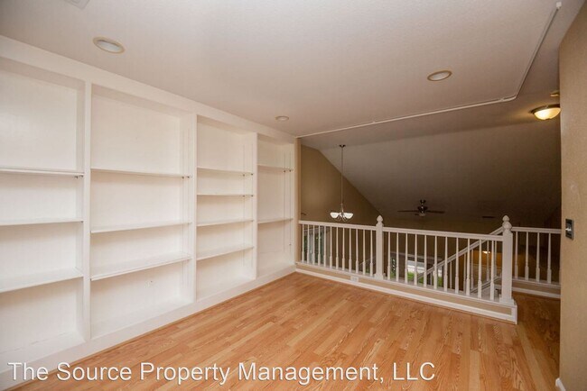 Building Photo - 2 br, 2.5 bath House - 1020 Fenwick Dr
