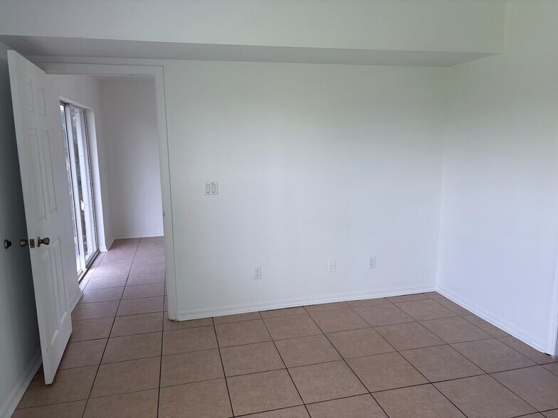 Building Photo - 1302 NE 16th Ter