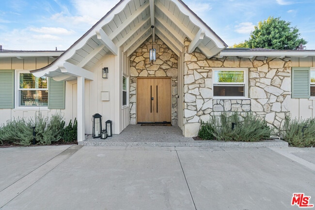 Building Photo - 4731 Deseret Dr