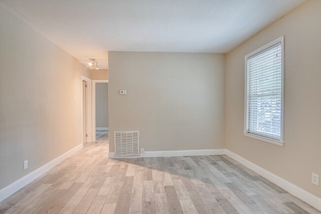 Building Photo - Beautifully Renovated 2BR in Navy Point - ...