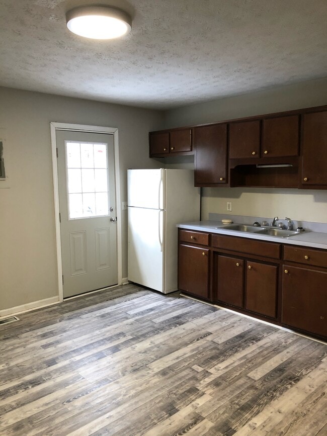 Building Photo - 123 Holly Ct