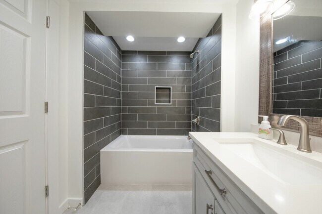 Building Photo - 2527 NE 110th St