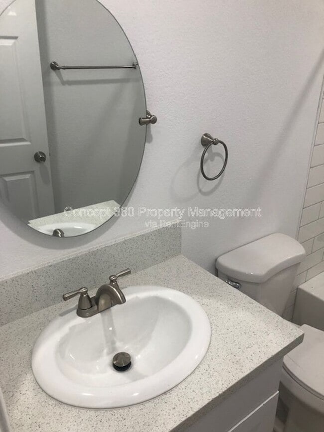 Building Photo - 1327 W Parade St