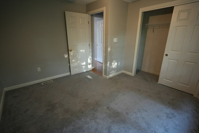 Building Photo - 4 Seneca Ln