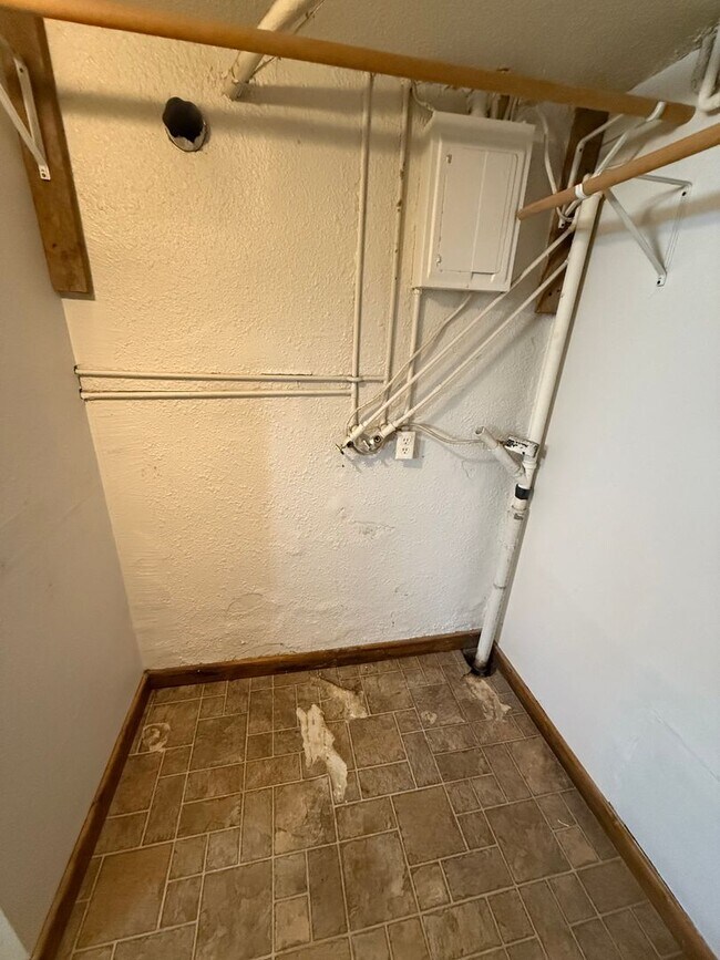 Building Photo - 227 W 14th St