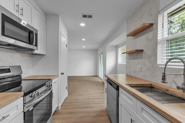 Building Photo - 1411 Manford Hill Dr