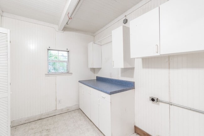 Building Photo - Cozy Comfort in a Great Location: Spacious...