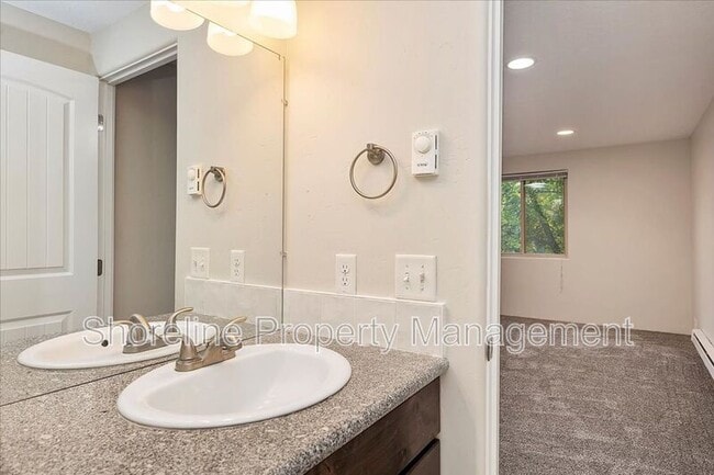 Building Photo - 2085 Brittany Ln