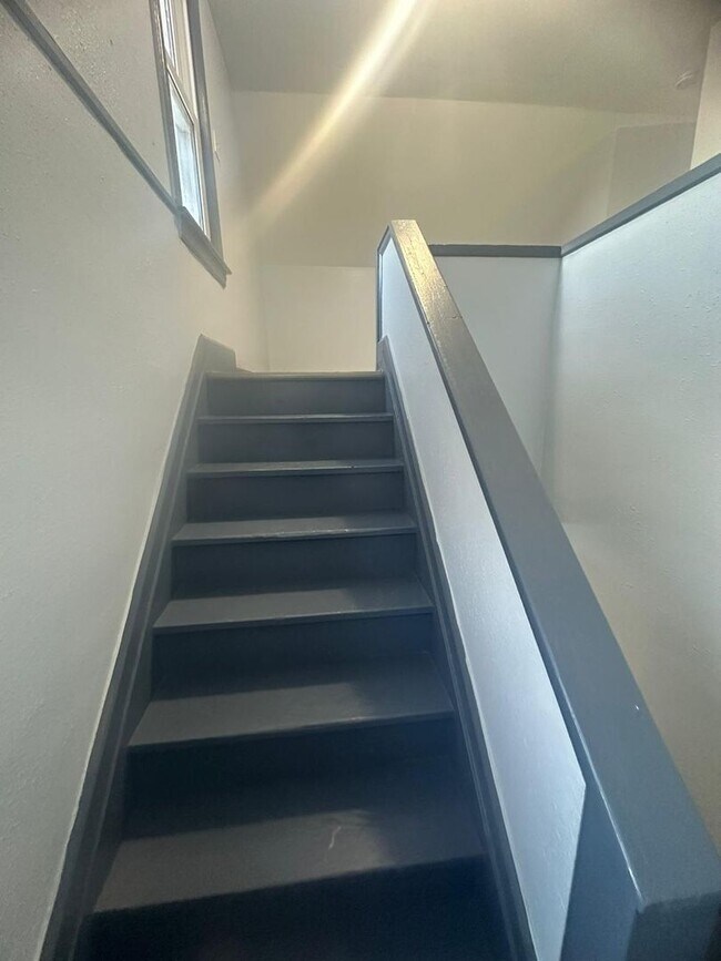 Building Photo - Move in Special!!! NEWLY UPDATED 3 B!EDROO...