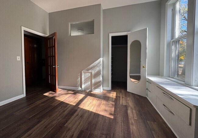 Building Photo - 349 6th Ave S