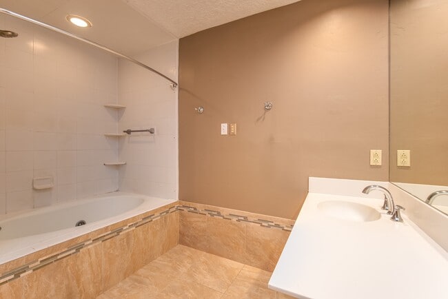 Building Photo - 3927 Pleasant Valley Dr