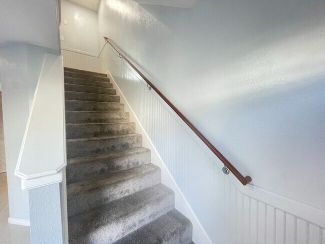 Building Photo - 2 Bedroom/1.5 Bathroom Townhouse Available in Union City!!