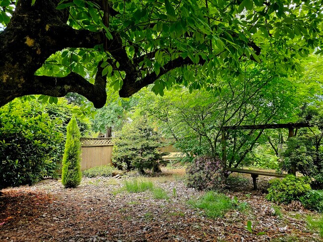 Building Photo - 309 NE Graham St