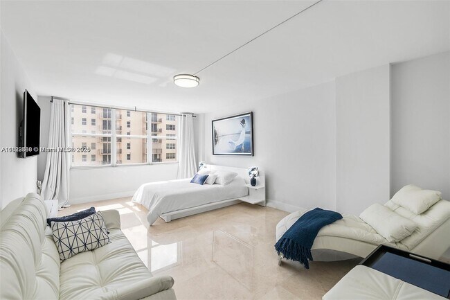 Building Photo - 1149 Hillsboro Mile