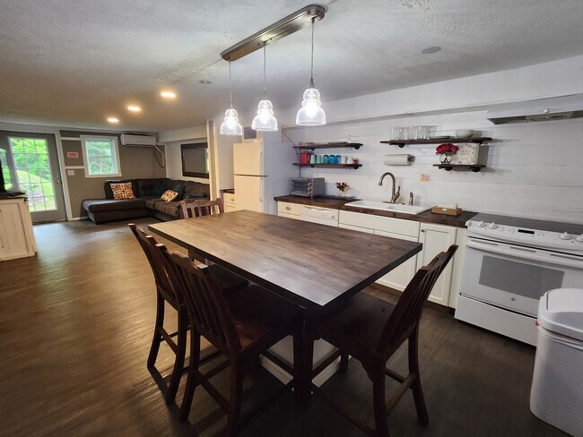 Building Photo - 640 Fairview Heights