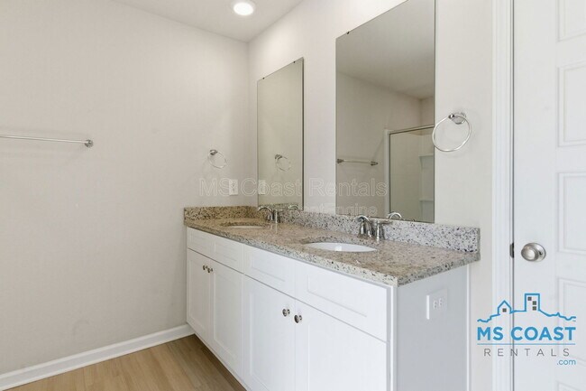 Building Photo - 1042 Enclave Cir