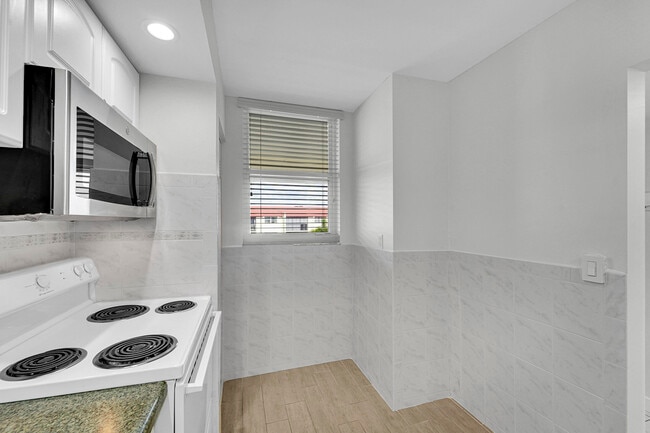 Building Photo - 5300 NE 24th Terrace