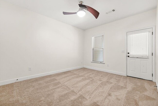 Building Photo - 2550 Sibley Dr
